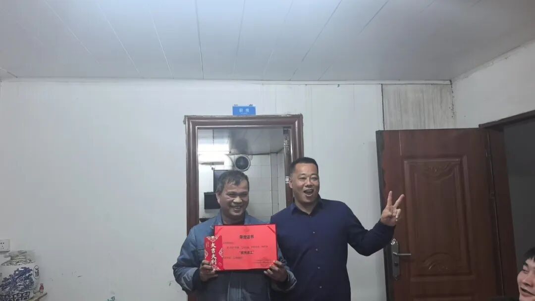 海科河源生产基地 - 一家三口投身生产一线